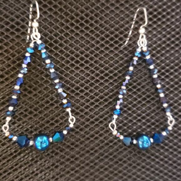 Metallic blue faceted beaded earrings - Picture 7 of 7